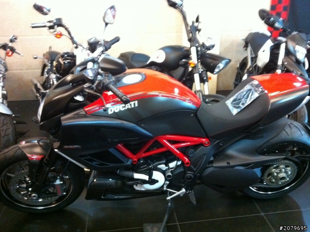 Suzuki Burgman AN650功成身退 換 DUCATI Diavel Carbon