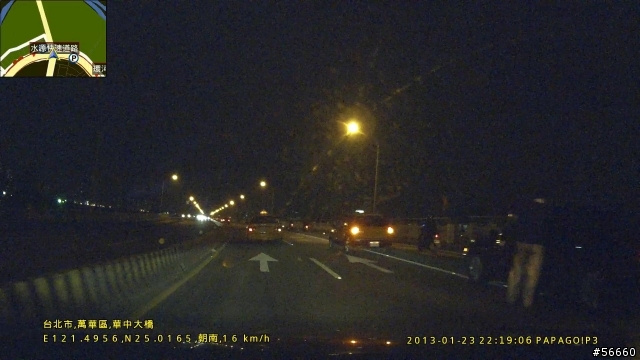 剛剛華中橋有台bmw大七和小黃都卡在汽機車分隔島上