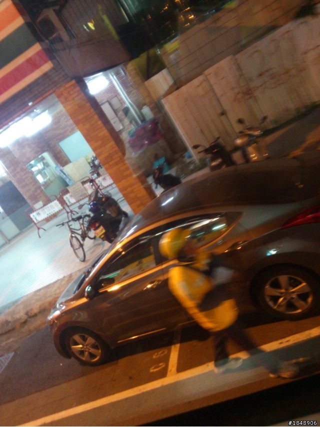 這台elantra停車有需要佔2個格子嗎?