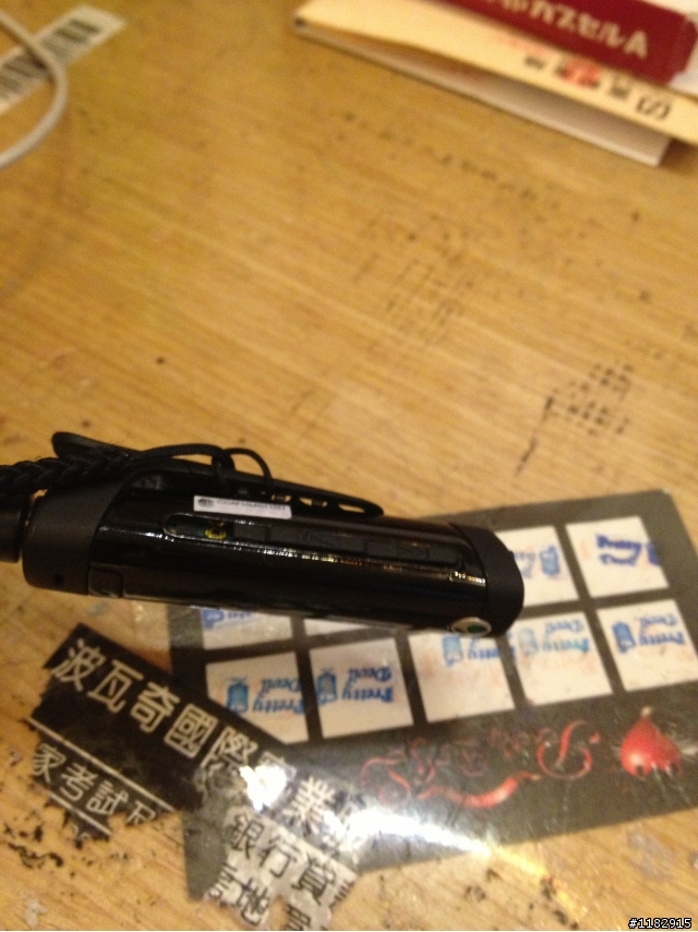大家的sony ericsson mw600藍芽耳機都是背夾脫落..........而我的是.....請問這樣還能修嗎???