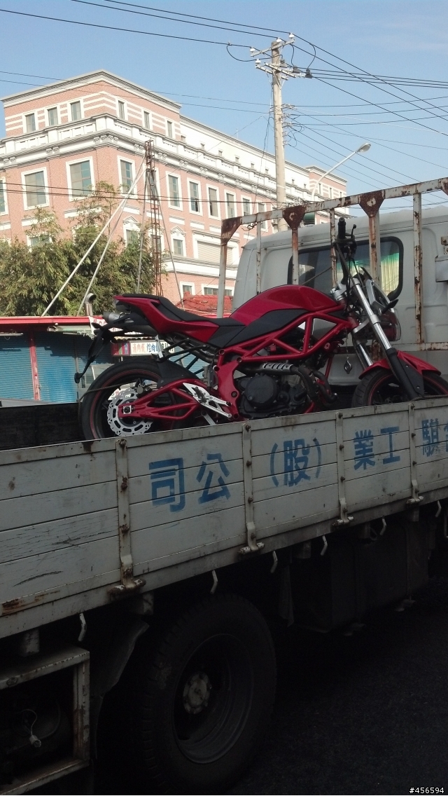 可能是新車的間諜照  不曉得是哪廠牌的車請各位幫忙解答一下