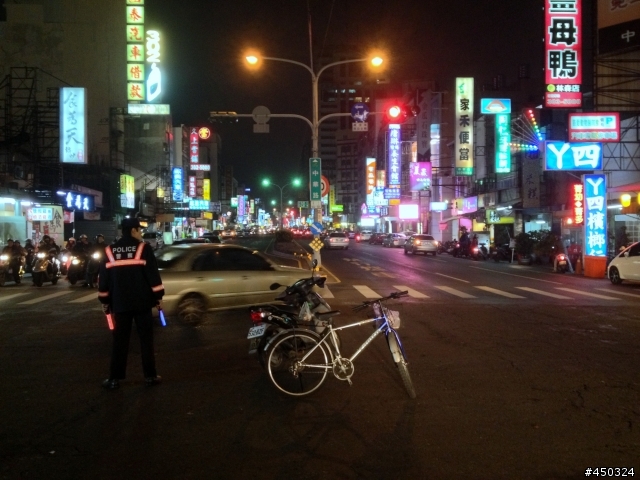 求台南市 2013-01-03 18:33左右 行車紀錄器影片 中華路與五福街十字路口