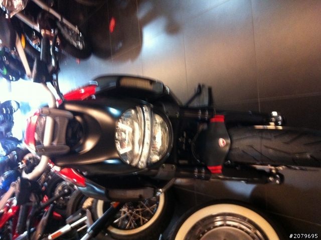 Suzuki Burgman AN650功成身退 換 DUCATI Diavel Carbon