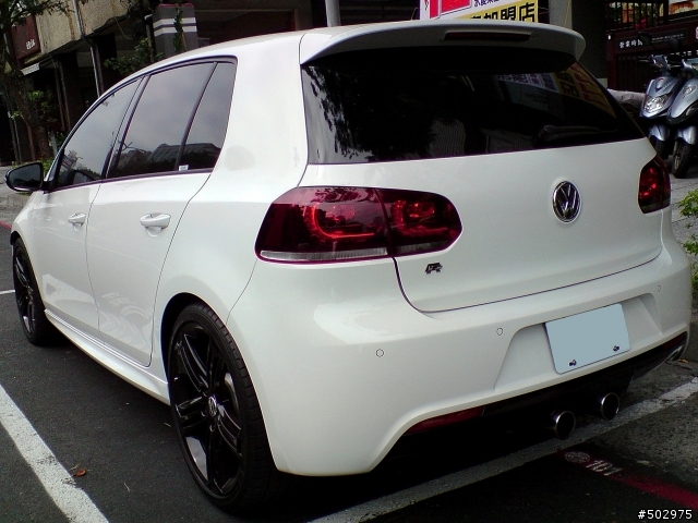 路邊的五門 Golf R