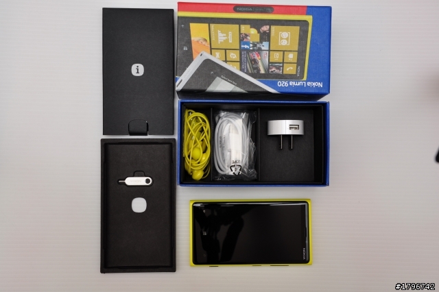 遲來的開箱，LUMIA 920 黃!!!