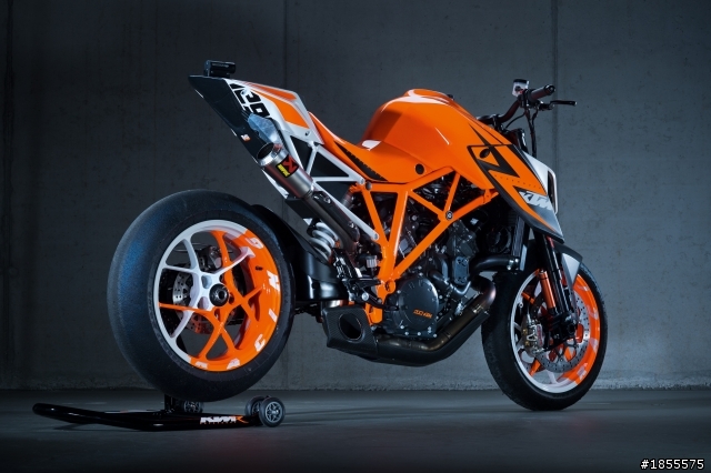 [影片]KTM super duke 1290是這台嗎?140km/h高速公路甩頭自摔