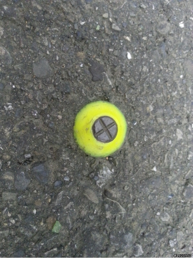 路面上常常看見的凸起物?