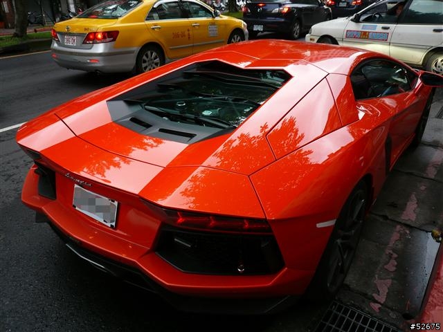 內湖遇見橘色Lamborghini Aventador LP700-4