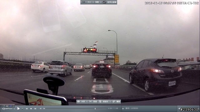 走路肩後打了燈就想插進來?這樣可以檢舉嗎?