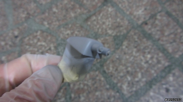 下雨天沒事S60引擎蓋打蠟,噴水頭每次都要貼(煩死了)......就這樣給它噴下去