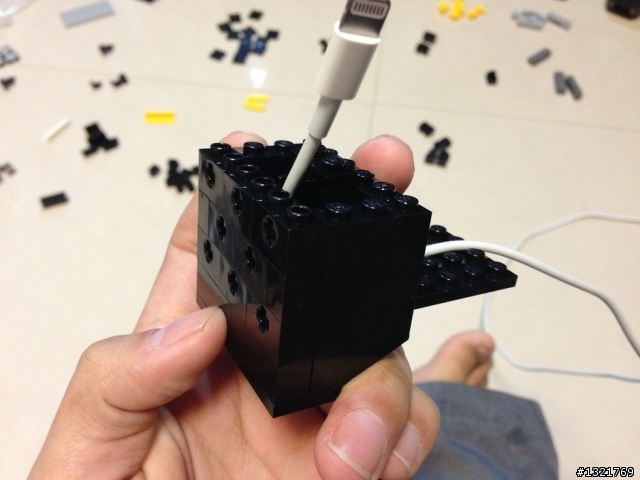 [分享] Lego樂高自製iPhone 5 Lightning Dock底座