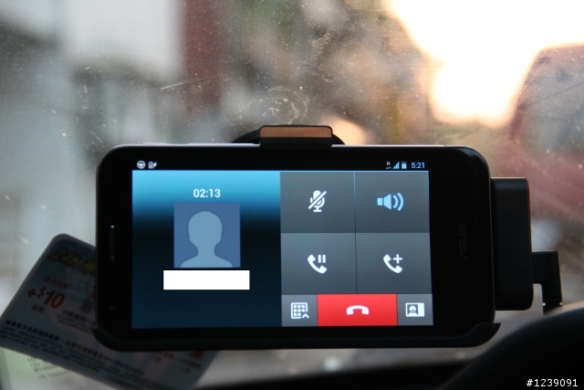 Padfone 2裝了原廠專屬車架後不瘸了…