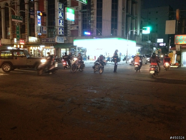 求台南市 2013-01-03 18:33左右 行車紀錄器影片 中華路與五福街十字路口