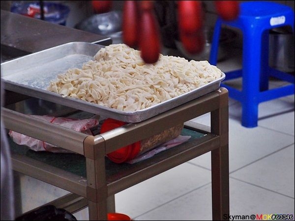 台中東海-吉祥刀切麵水餃。排骨+大水餃的標準吃法