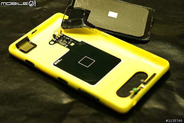 [開箱測試] Nokia DT-900 原廠無線充電盤 & Nokia Lumia 820 無線充電原廠背蓋