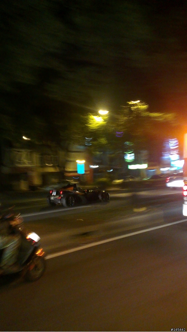 他...不是憲兵但是開車要戴安全帽，這是什麼車呀?