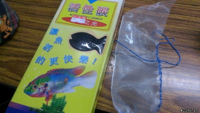 我的孔雀魚裸缸 最近魚便便很快變成沙狀，是硝化菌的原因嗎?