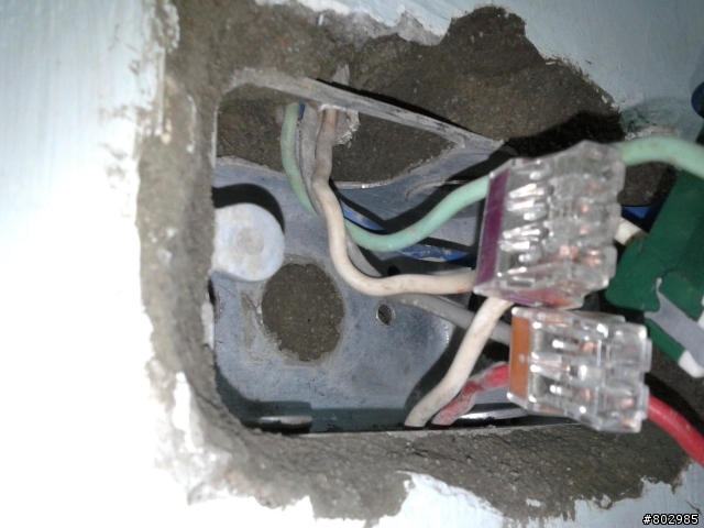 牆壁內塑膠接線盒更換鐵製接線盒