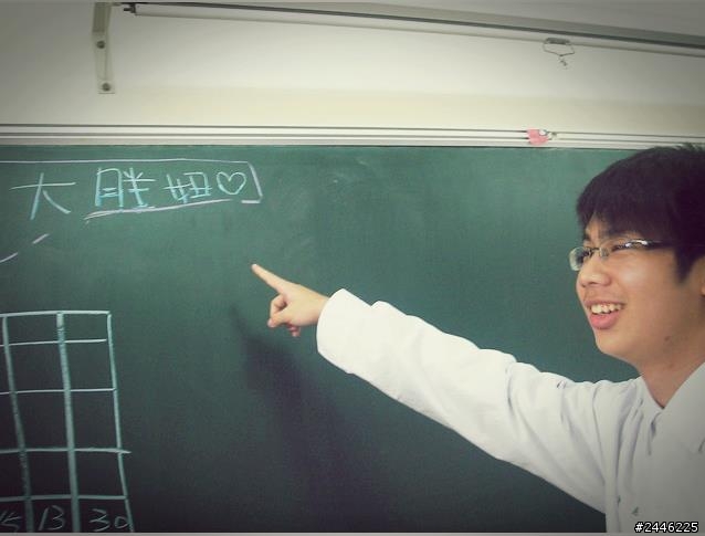 (好啦~我想被惡搞......)請求各位神人~ 我後製不夠強~我想修掉旁邊的人還有把肉肉的我修的跟我現在一樣瘦...