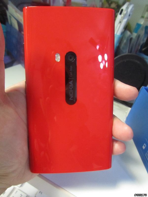 [純開箱]紅吱吱的NOKIA LUMIA 920來一支