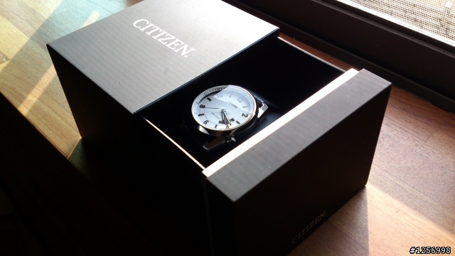 過年帶新錶-CITIZEN AW0010-01A 跟著前方以及手上的光一起前進