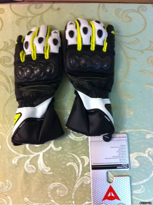 過年戴新手套DAINESE ROSSI VR46 Sport Gloves