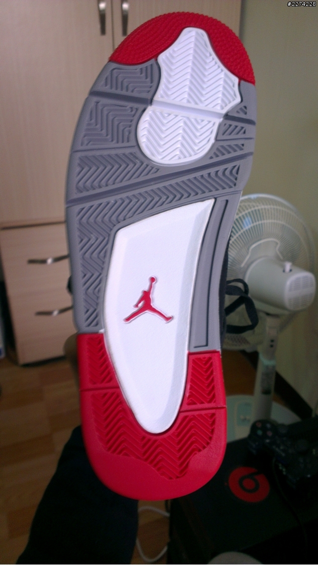 AJ4代  黑紅配色 請大家幫我鑑定真假
