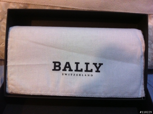 Bally 藍色長夾 之提早生日禮！！