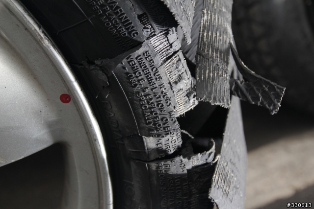有看過汽車輪胎爆成這樣子的嗎？