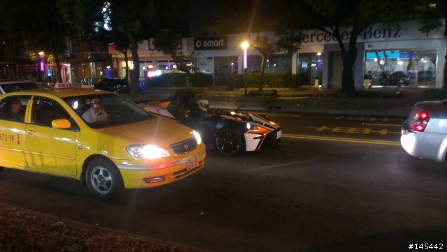 他...不是憲兵但是開車要戴安全帽，這是什麼車呀?