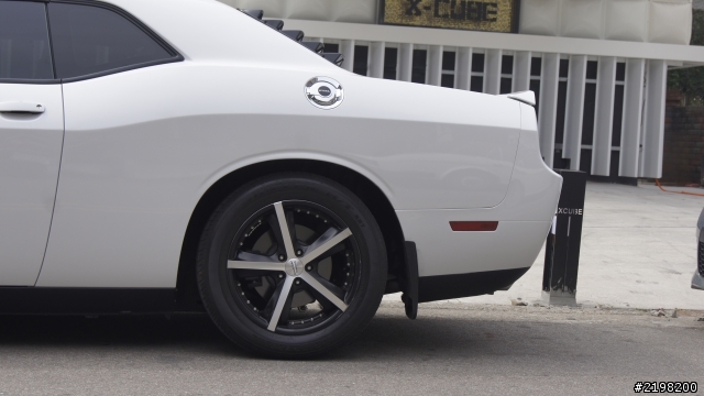 這台是Dodge Challenger SRT8嗎??