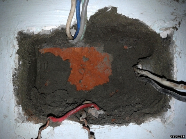 牆壁內塑膠接線盒更換鐵製接線盒