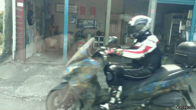 高雄觀音山附近看到的試車牌，請問是何款車係??