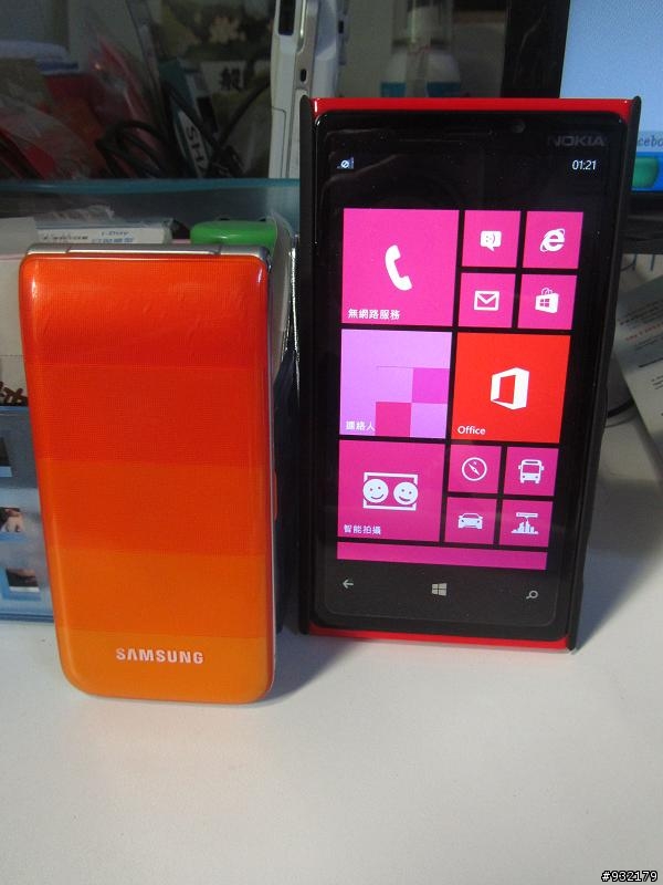 [純開箱]紅吱吱的NOKIA LUMIA 920來一支