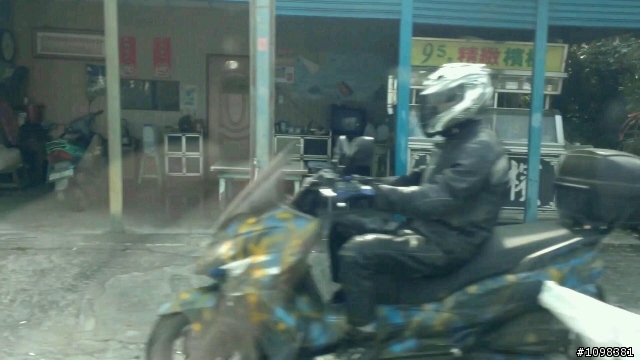 高雄觀音山附近看到的試車牌，請問是何款車係??