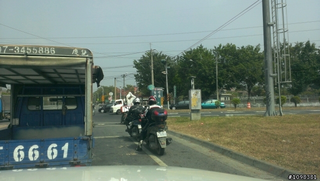 高雄觀音山附近看到的試車牌，請問是何款車係??