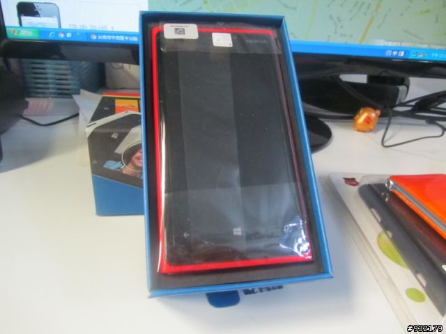 [純開箱]紅吱吱的NOKIA LUMIA 920來一支