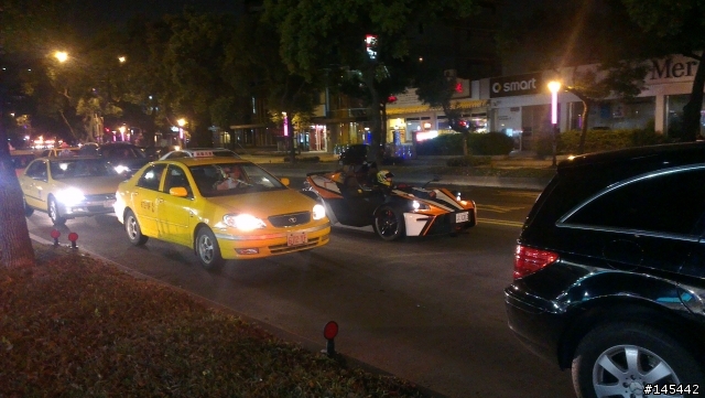 他...不是憲兵但是開車要戴安全帽，這是什麼車呀?