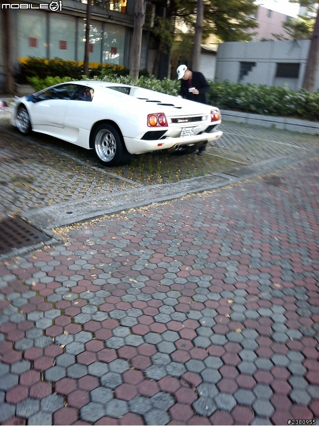 大大們 請問這台車是甚麼品牌?型號勒?