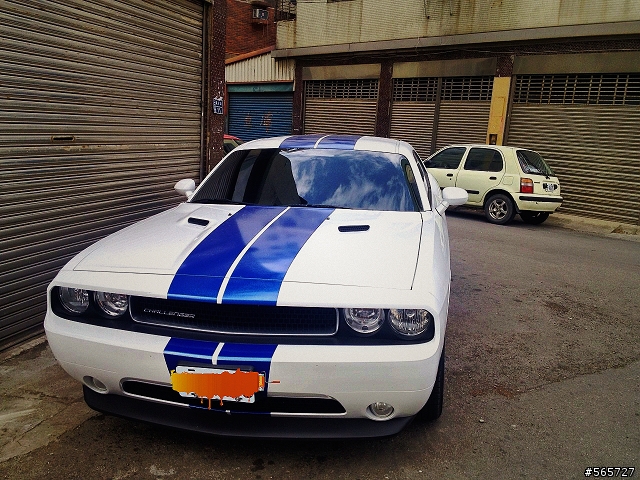 在竹南這個小地方也會看到 ... Dodge Challenger SRT8