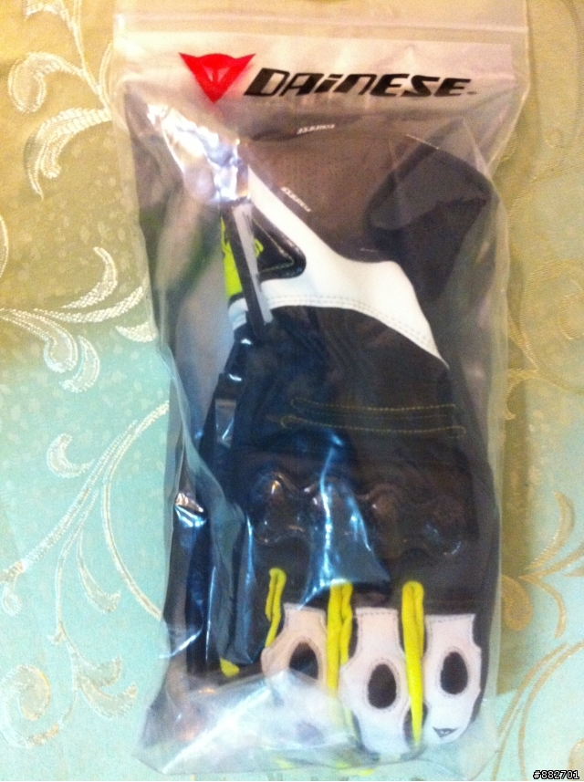 過年戴新手套DAINESE ROSSI VR46 Sport Gloves