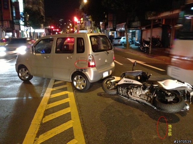 2013/2/16 21:30左右 台北市萬華中華路2段6號前 友人發生小車禍 懇求提供行車紀錄器 協助真相釐清~~