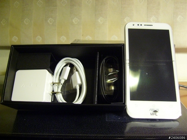 白色 Padfone 2 32G & 真皮保護套合體入手