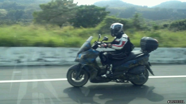 高雄觀音山附近看到的試車牌，請問是何款車係??