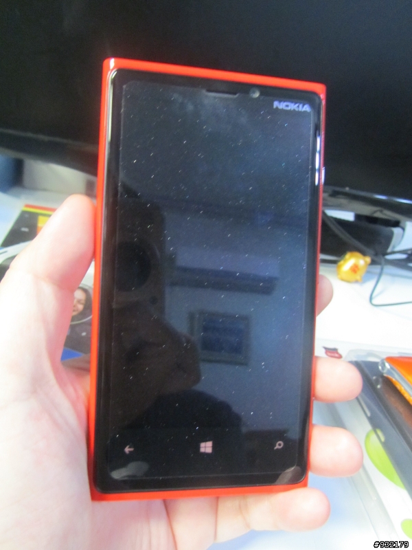 [純開箱]紅吱吱的NOKIA LUMIA 920來一支