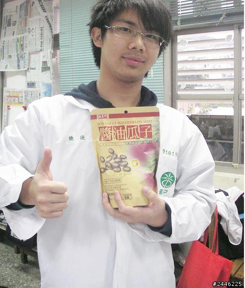 (好啦~我想被惡搞......)請求各位神人~ 我後製不夠強~我想修掉旁邊的人還有把肉肉的我修的跟我現在一樣瘦...