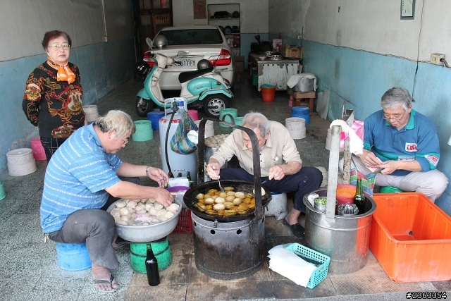 [食記] 台中清水 板凳肉圓(白頭菜肉圓) 肉圓就是要蹲著吃