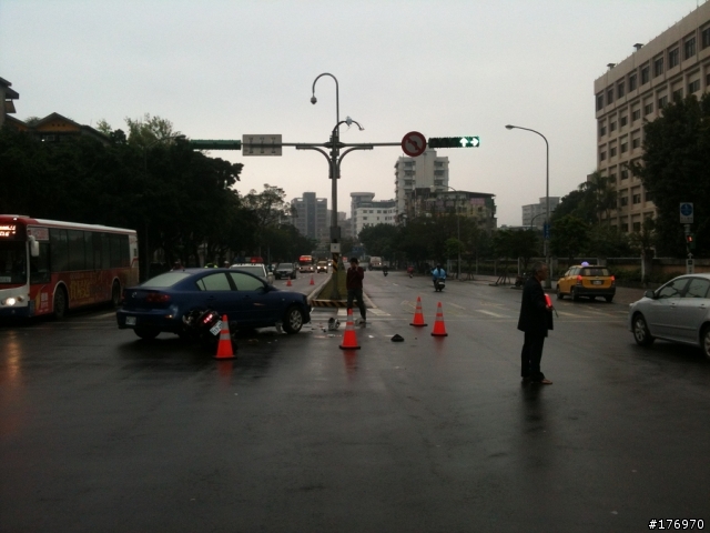 市民大道向陽路口車禍