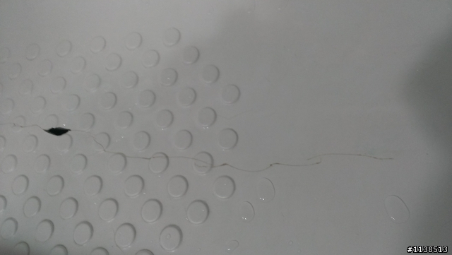 慘了..浴缸破掉了...