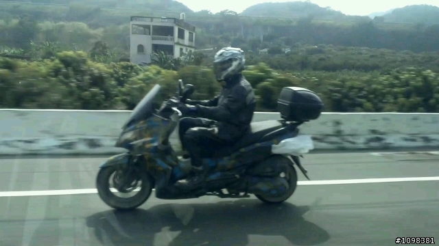 高雄觀音山附近看到的試車牌，請問是何款車係??